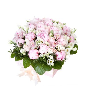 Цветочная композиция из пионов, орхидей и роз